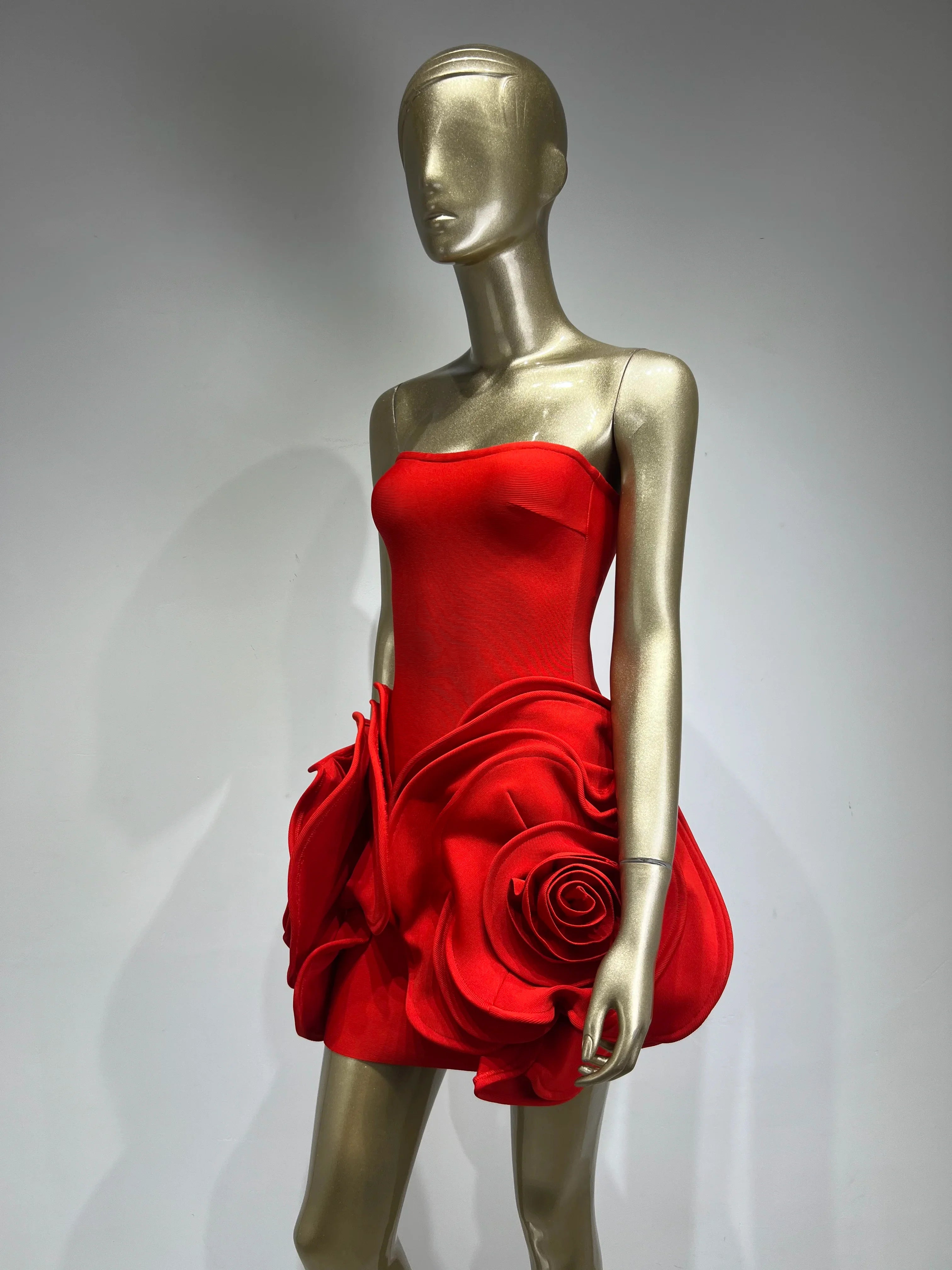 Vestido curto feminino sexy, sem alças, sem costas, com flor vermelha, justo, elegante, para festa à noite