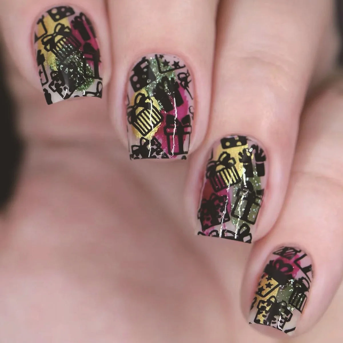 24Pcs Christmas Fake Nails for Women Girls Glossy Sequins Snowflakes Designs Short Press on Nail Wearable Full Cover False Nails