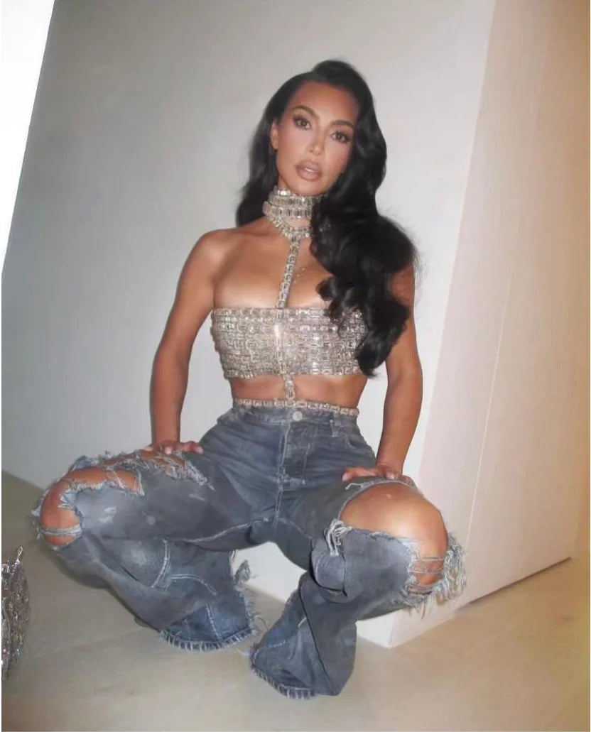 Moda de celebridades, tapete vermelho, roupas femininas brilhantes, grandes cristais, tops halter sensuais, boate, festa, programa de TV, tops, regata alta