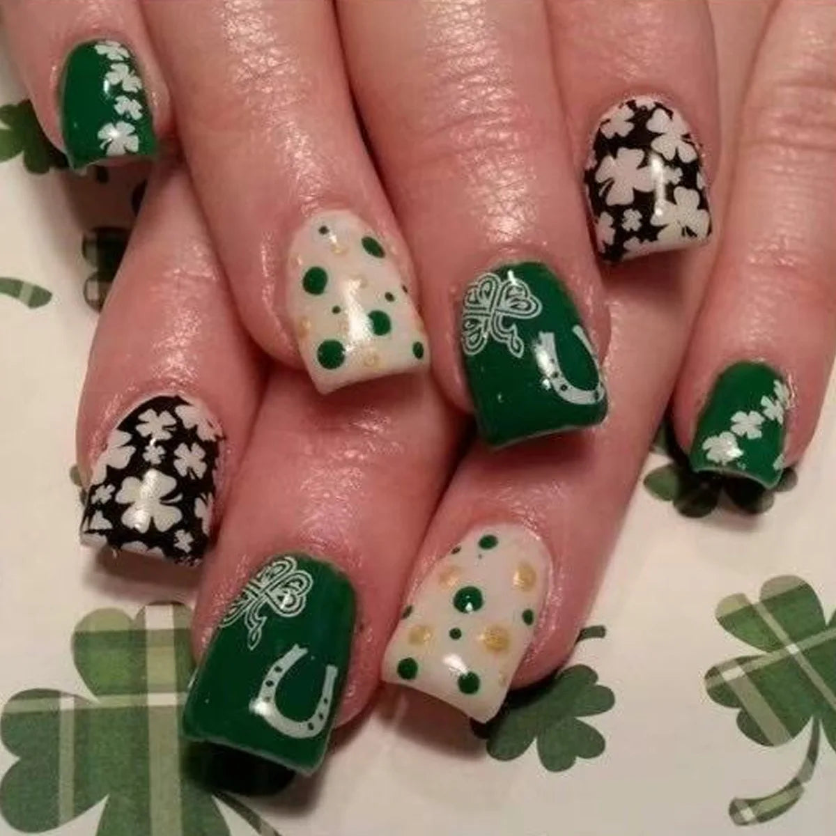 24Pcs Golden Glitter Fake Nail Art with Clover Sequin Design Medium Square False Nail Tip Simple Green Wearable French Gel Nails