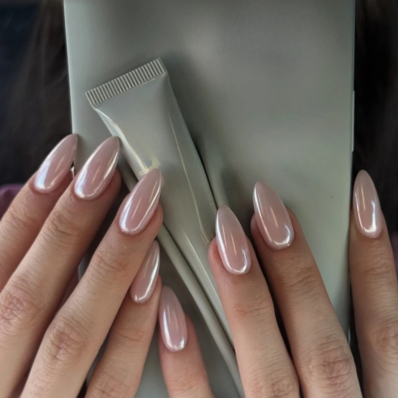 24Pcs Simple Nude Pink Solid Nail Art Set with Jelly Glue Short Oval Fake Nails Aurora Flash Almond Sweet Wearable Nail Stickers