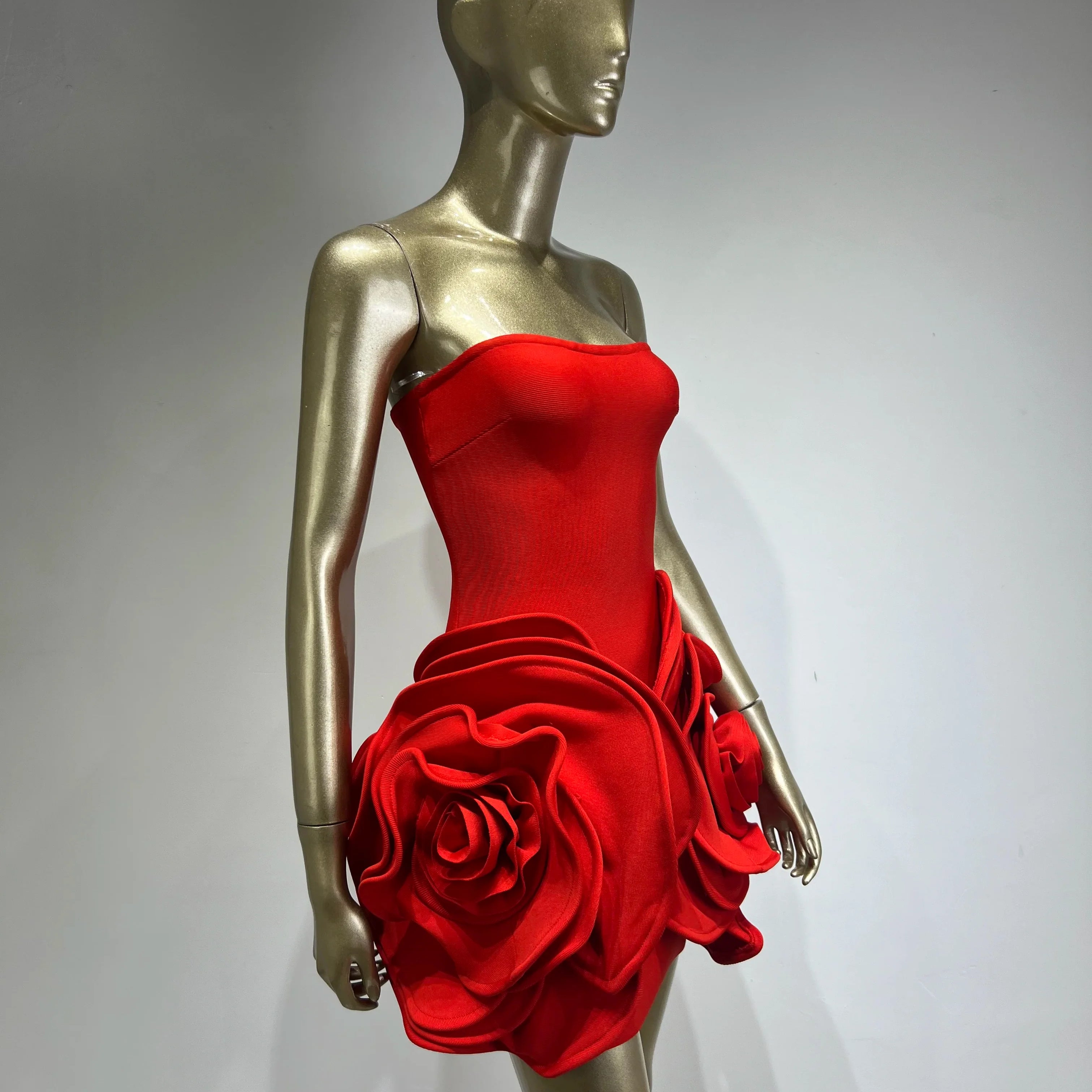 Vestido curto feminino sexy, sem alças, sem costas, com flor vermelha, justo, elegante, para festa à noite