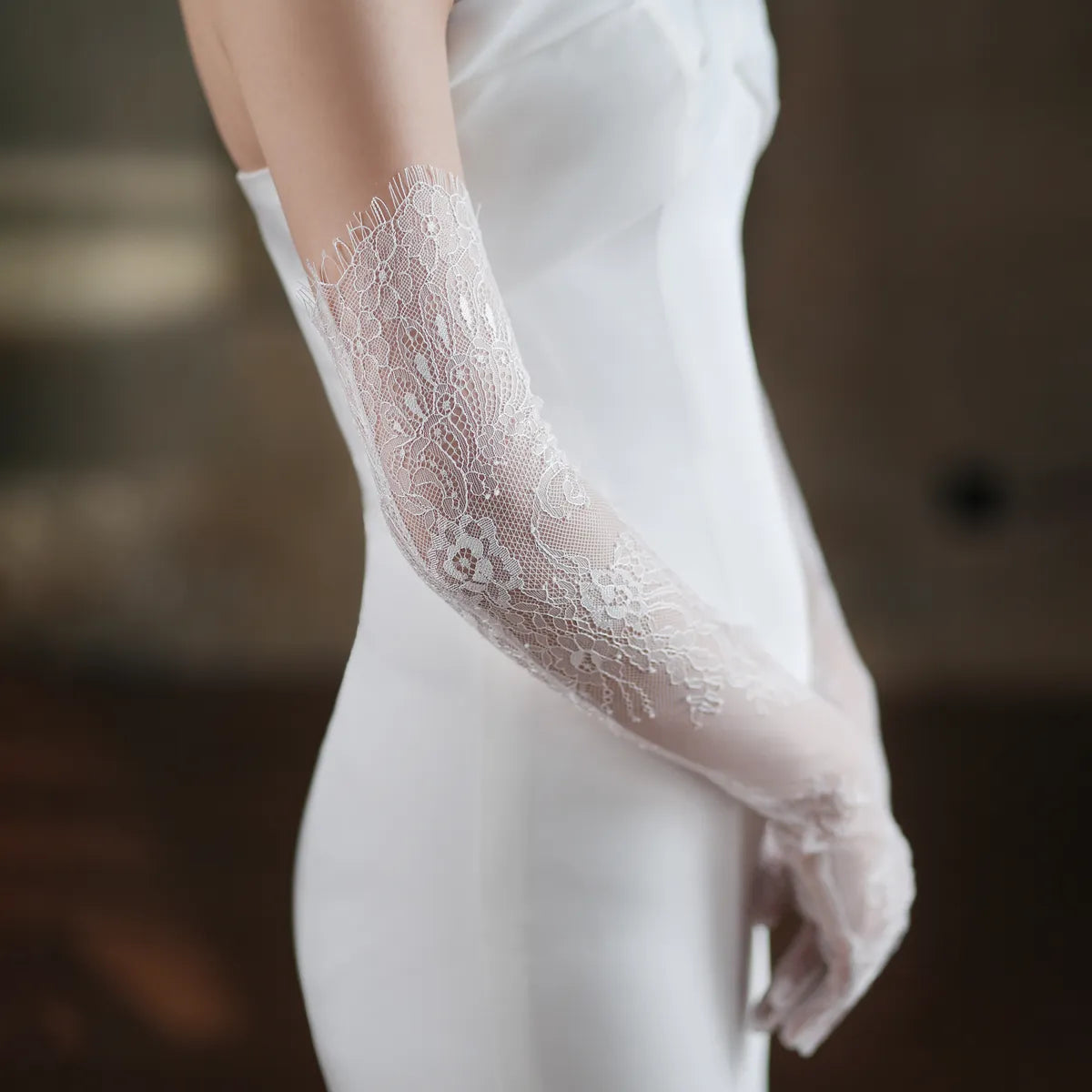 Elegant Wedding Bridal Long Gloves Eyelash Edge Lace Appliqed Finger Bride Bridesmaid White Gloves Women Opera Gloves