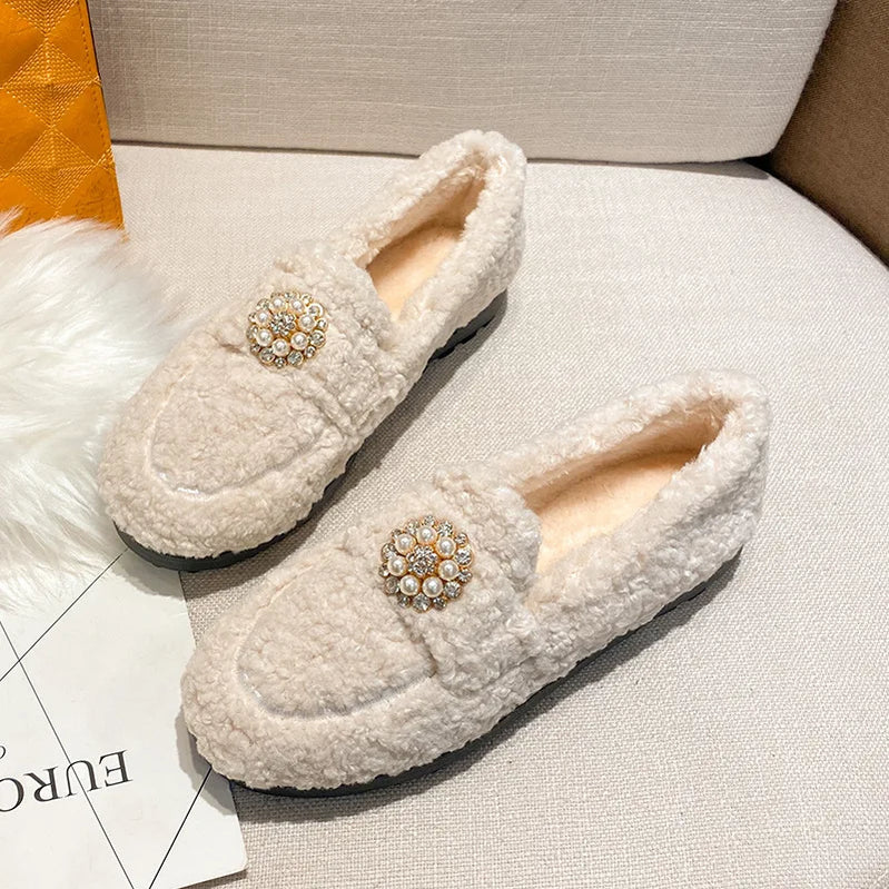 Novos sapatos baixos de pelúcia femininos 2023, roupas para atividades ao ar livre e escritório, marca de moda, design de pérolas, botas de neve quentes de inverno, tamanho grande 41-43