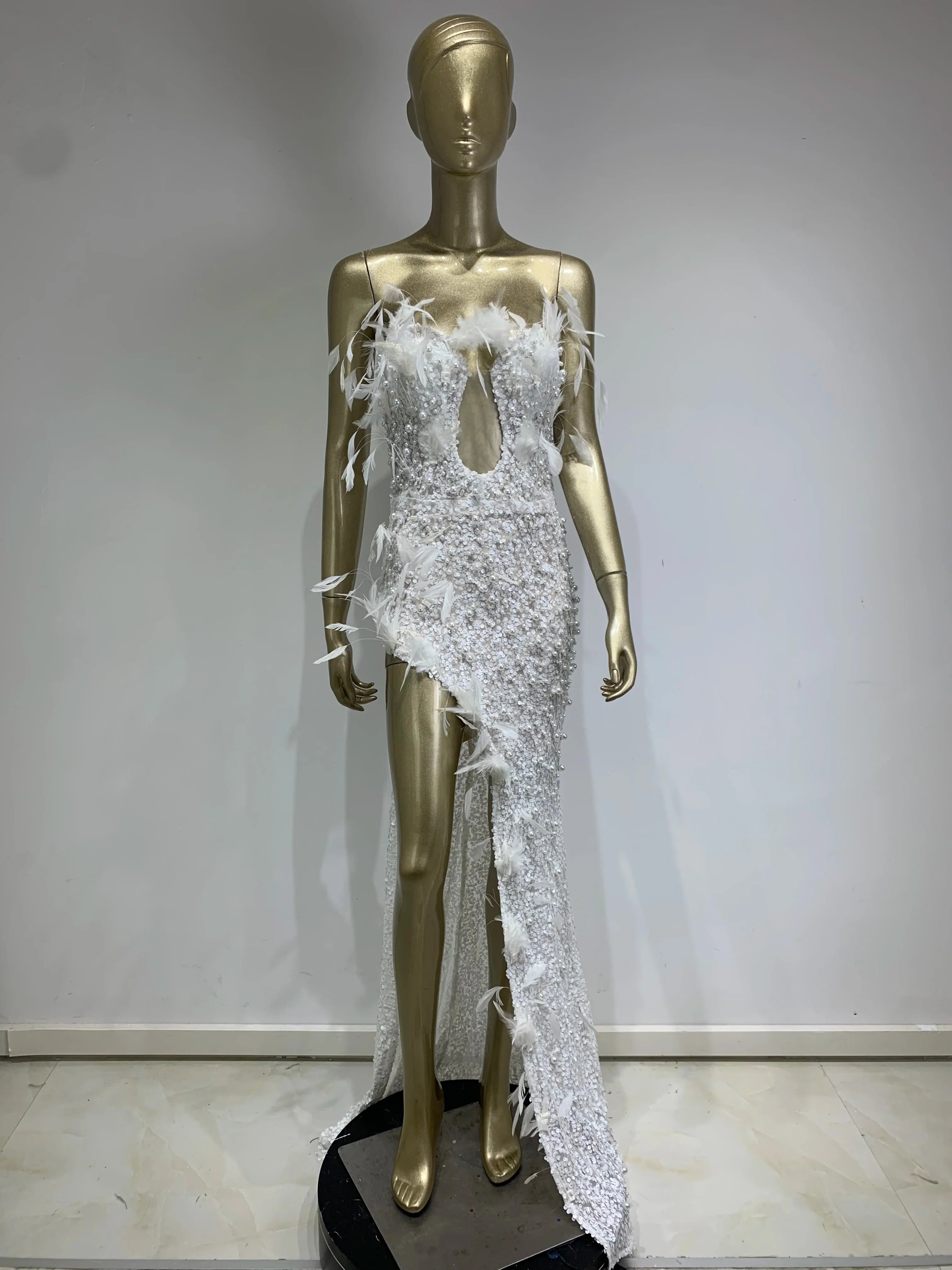 Vestido longo luxuoso, sexy, sem alças, com penas, lantejoulas, pérolas brancas, maxi, elegante, para festa, noite, palco, performance