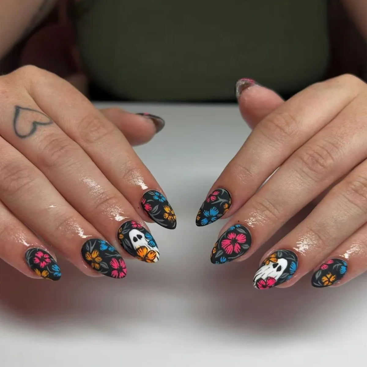 24pcs Halloween Black Fake Nails Tips Bat Pattern Design Almond False Nail Finished Wearable Bow Rhinestone Press on Nails Sets