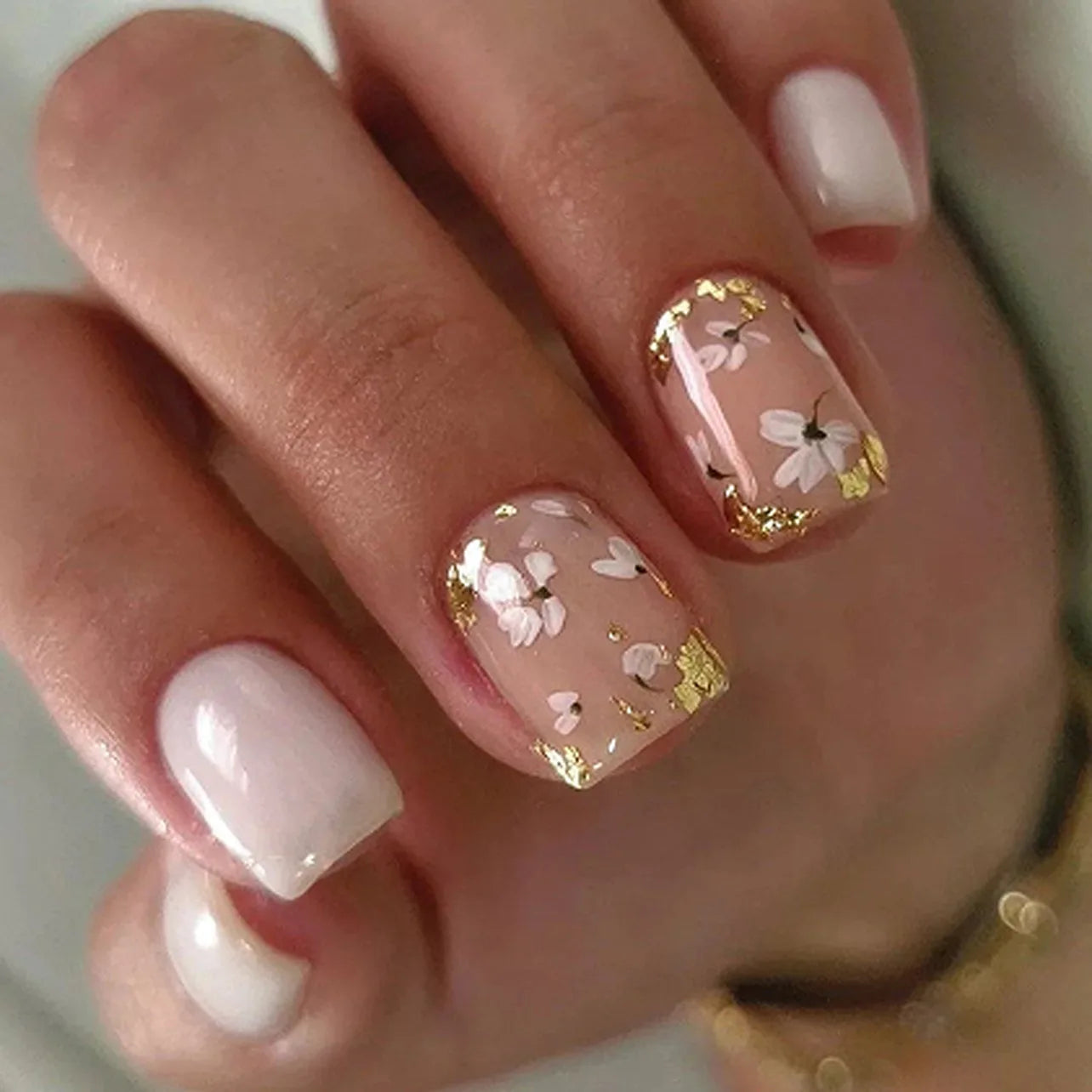 24Pcs French Pink Press on Nails Short Square Head Fake Nails with Flower Rhinestone Design Wearable Finished False Nail Tips