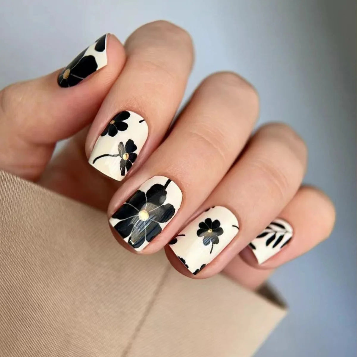 24pcs/set short square fake nails for women girls faux ongles fashion glitter geometric flowers design press on false nail kit
