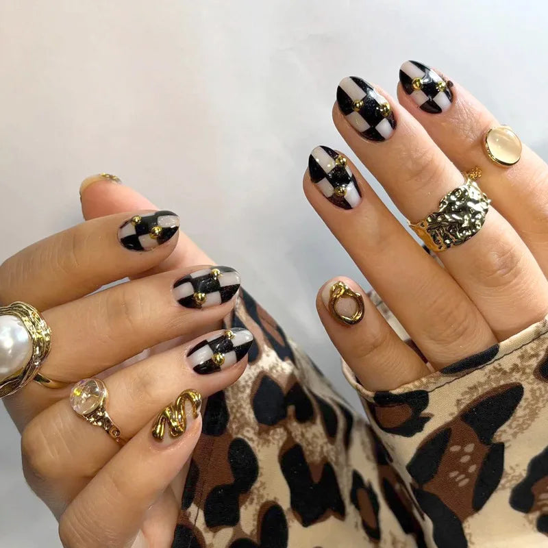 24Pcs Short Round Head False Nails Black White Grid Irregular Gilding Design Full Cover Nails Tips Detachable Press on Fake Nail