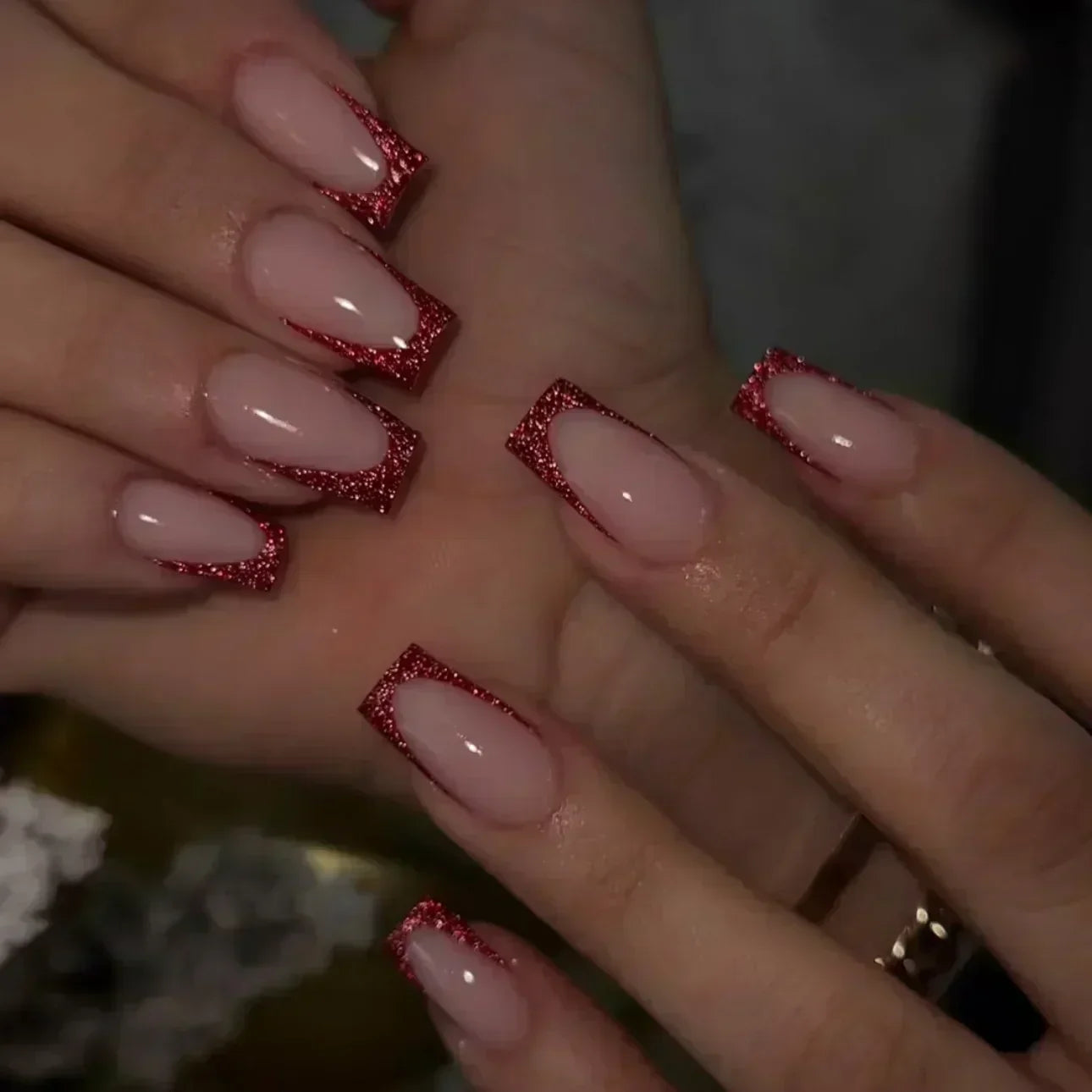 24 peças unhas postiças quadradas curtas médias brilhantes arte de unha branca usável unha postiça prateada francesa cobertura total pressione pontas de unhas