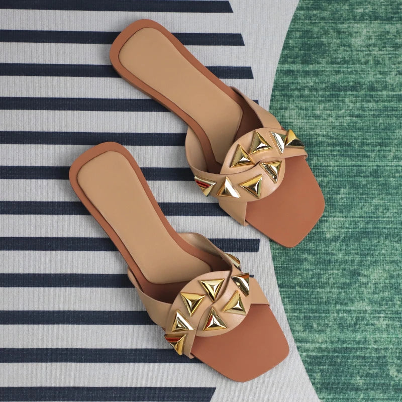 Women Flat Sandals Fashion Rivet Decoration Design Summer Footwear Light Soft Elegant Low Hees Travel Beach Shoes for Lady