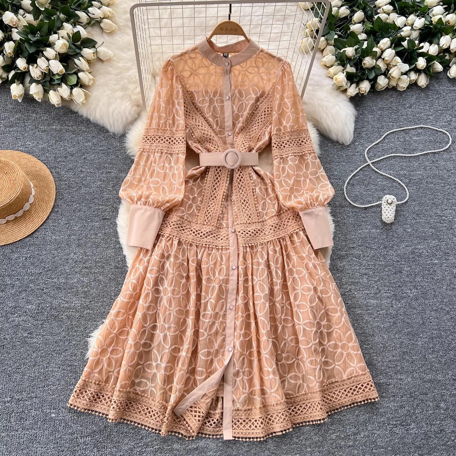 Vestido feminino elegante de outono com decote vazado, renda bordada com flores, gola alta, faixa, abotoamento único, festa midi