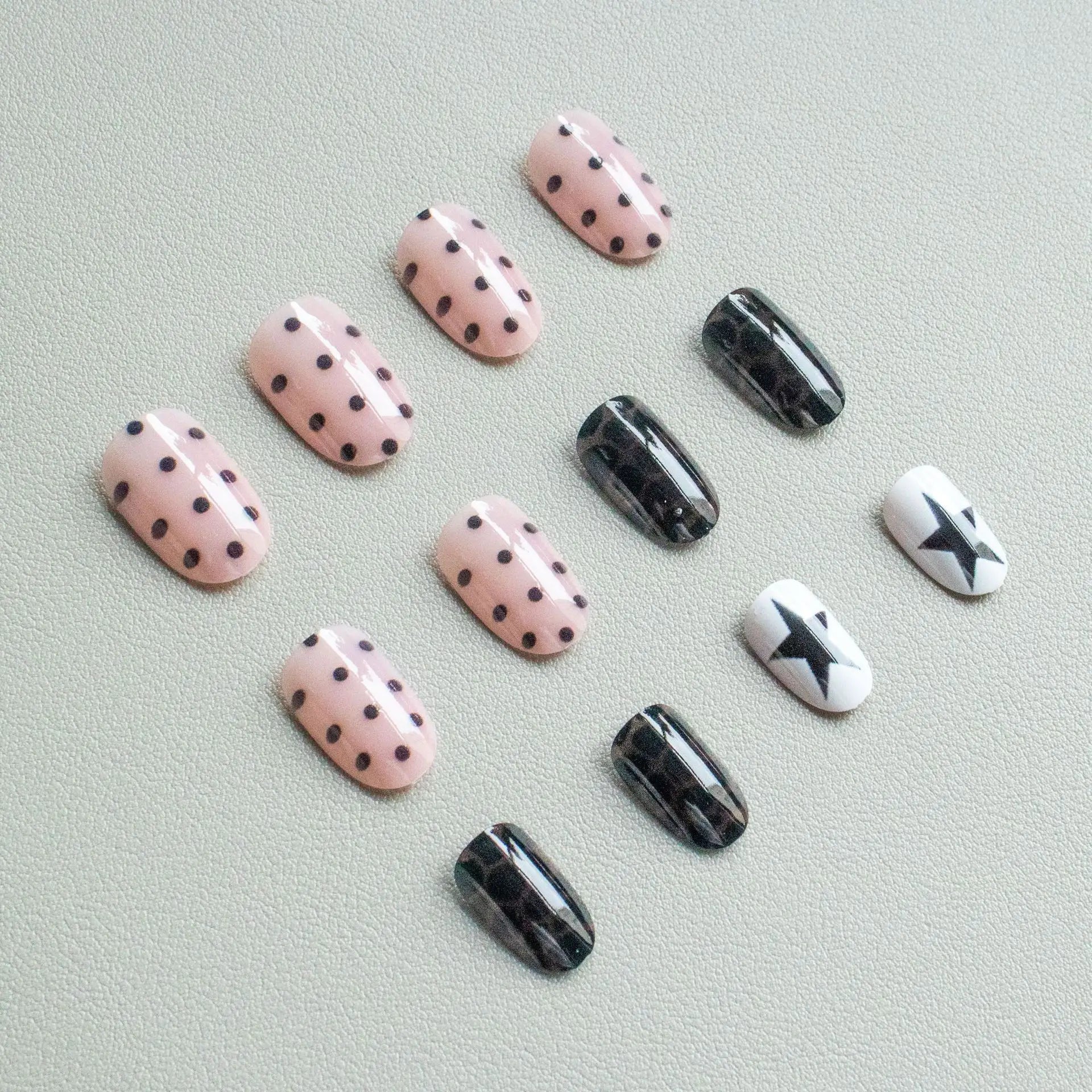 Y2K Girls Charm Manicure 24Pcs Short Oval Shaped Press On Nails Star/Dot Designs Full Cover Stick-on Acrylic False Nails Patch