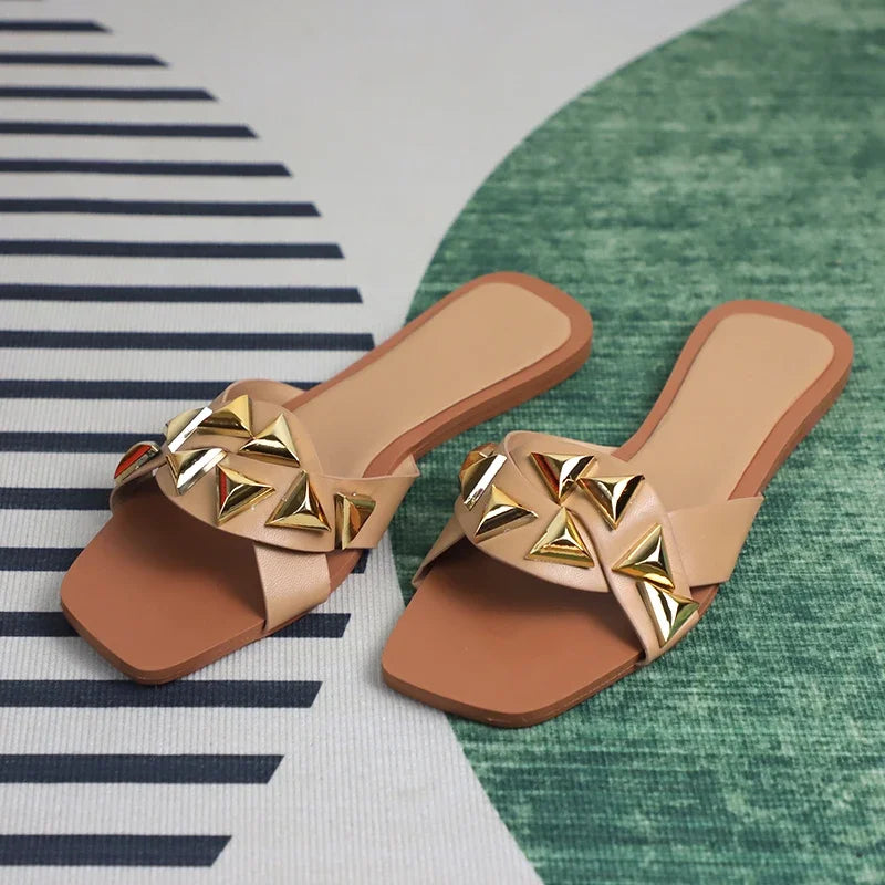 Women Flat Sandals Fashion Rivet Decoration Design Summer Footwear Light Soft Elegant Low Hees Travel Beach Shoes for Lady