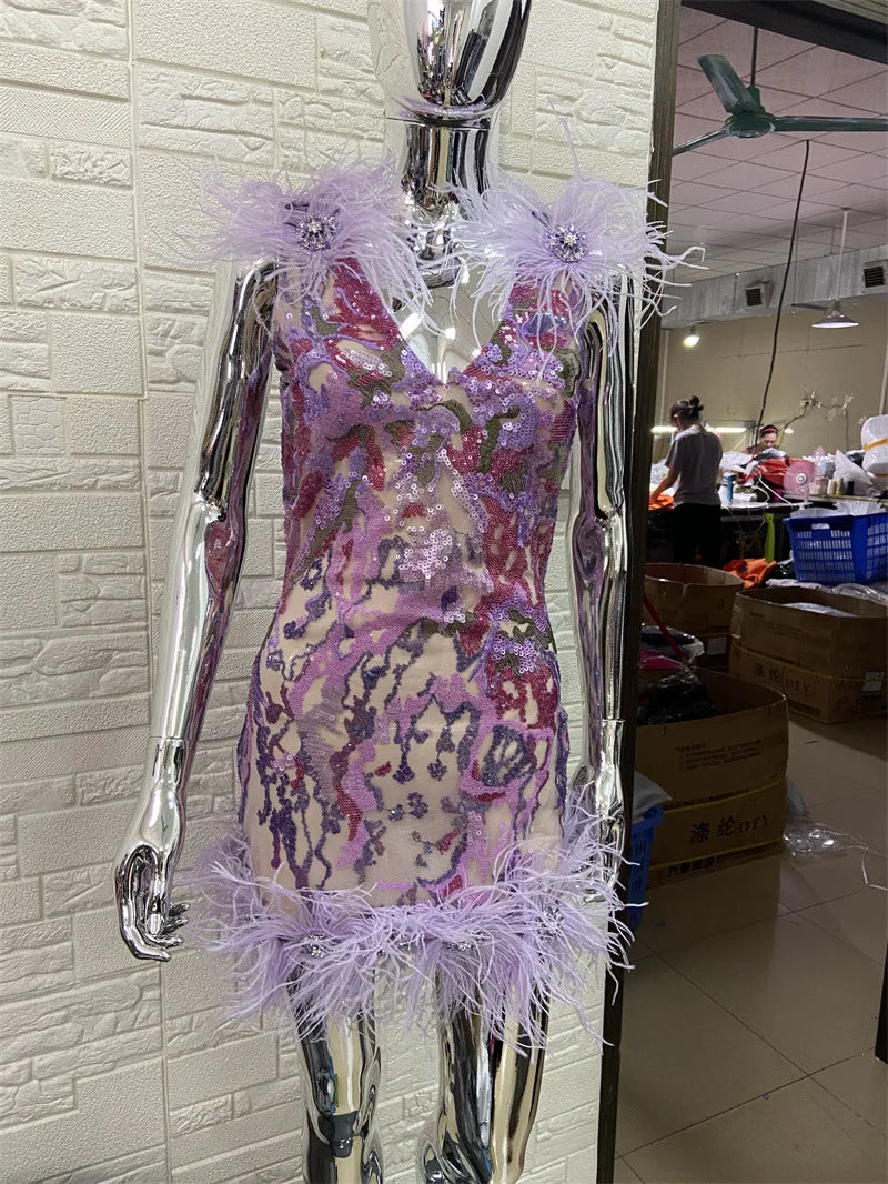 Vestido curto sem mangas com decote em V, sexy, brilhante, lantejoulas e penas, bodycon, elegante, para festa à noite, 2024