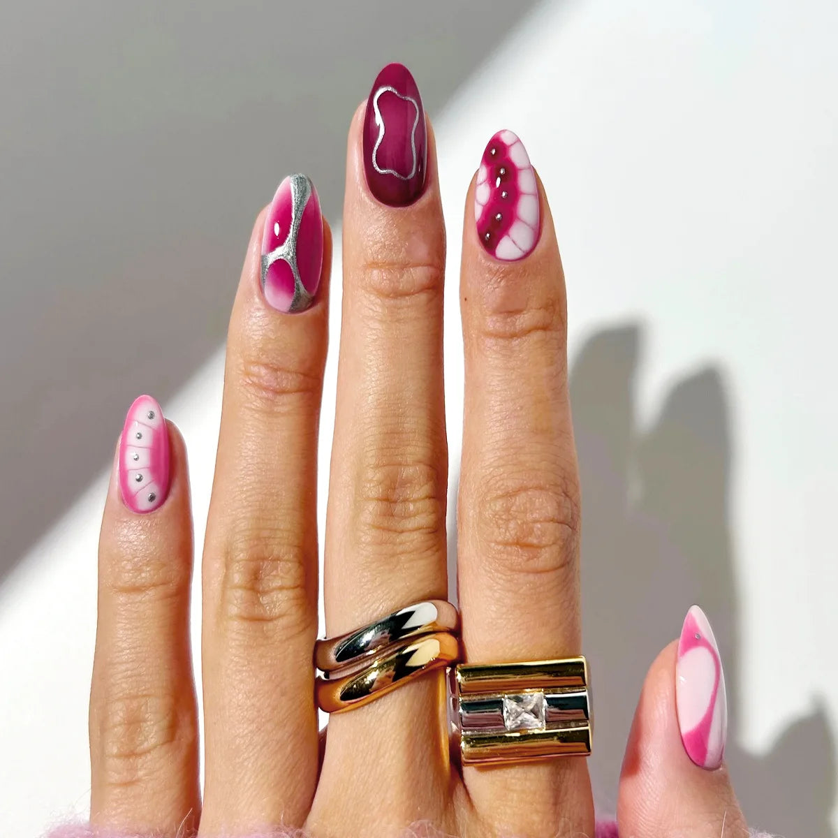 24Pcs Simple French Fake Nails with Short Almond Head Design Nail Patch Gold Love Starburst Pattern Wearable Press on False Nail