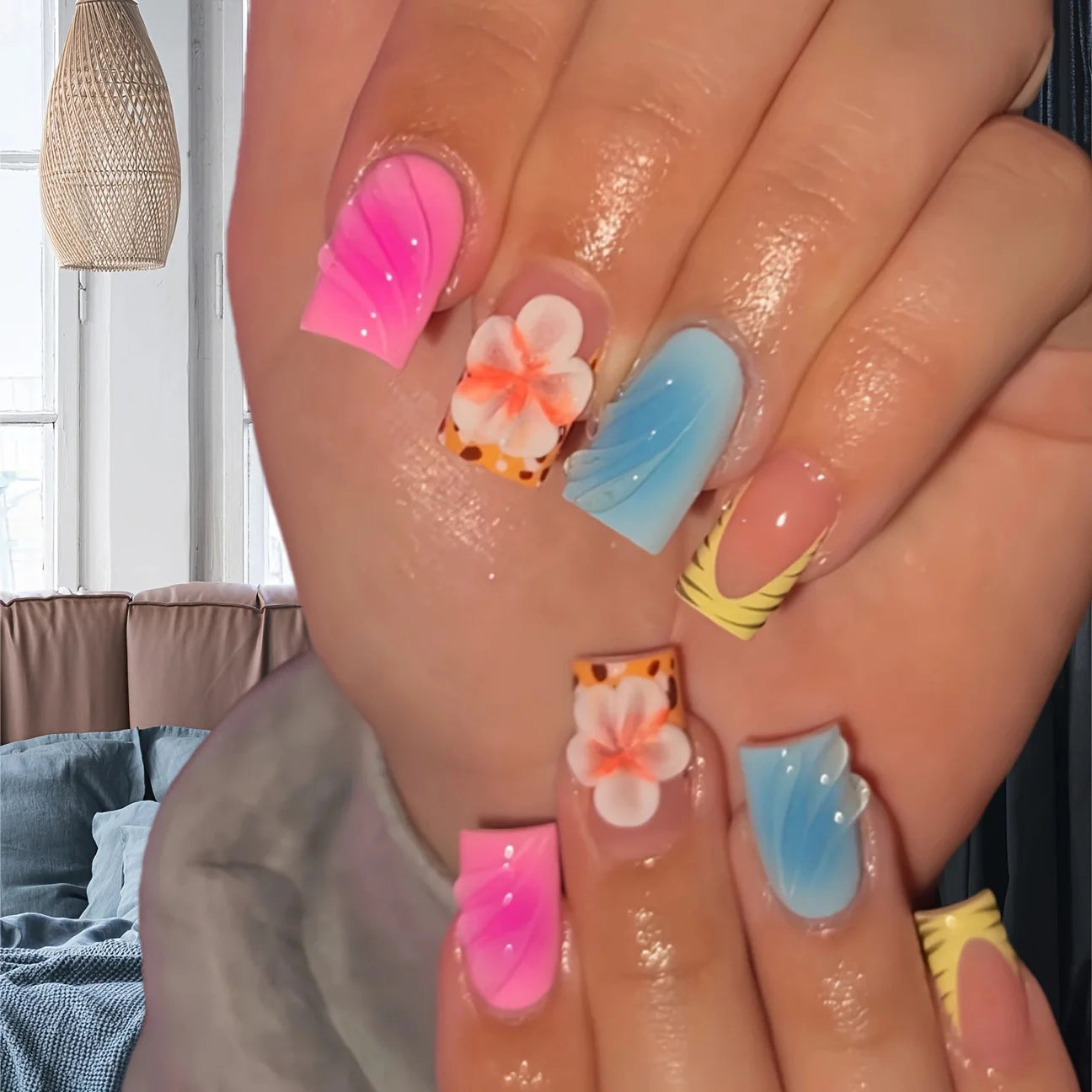 24Pcs Pink French Broken Diamond Nail Art Set with Short Ballet Little Flower Design Wearable Nails Manicure Full Cover Press On