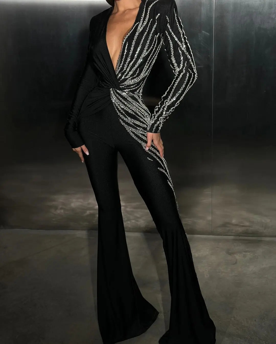 Macacão longo feminino preto com manga comprida e strass brilhantes e decote em V, moda comemorativa para escritório e festa à noite