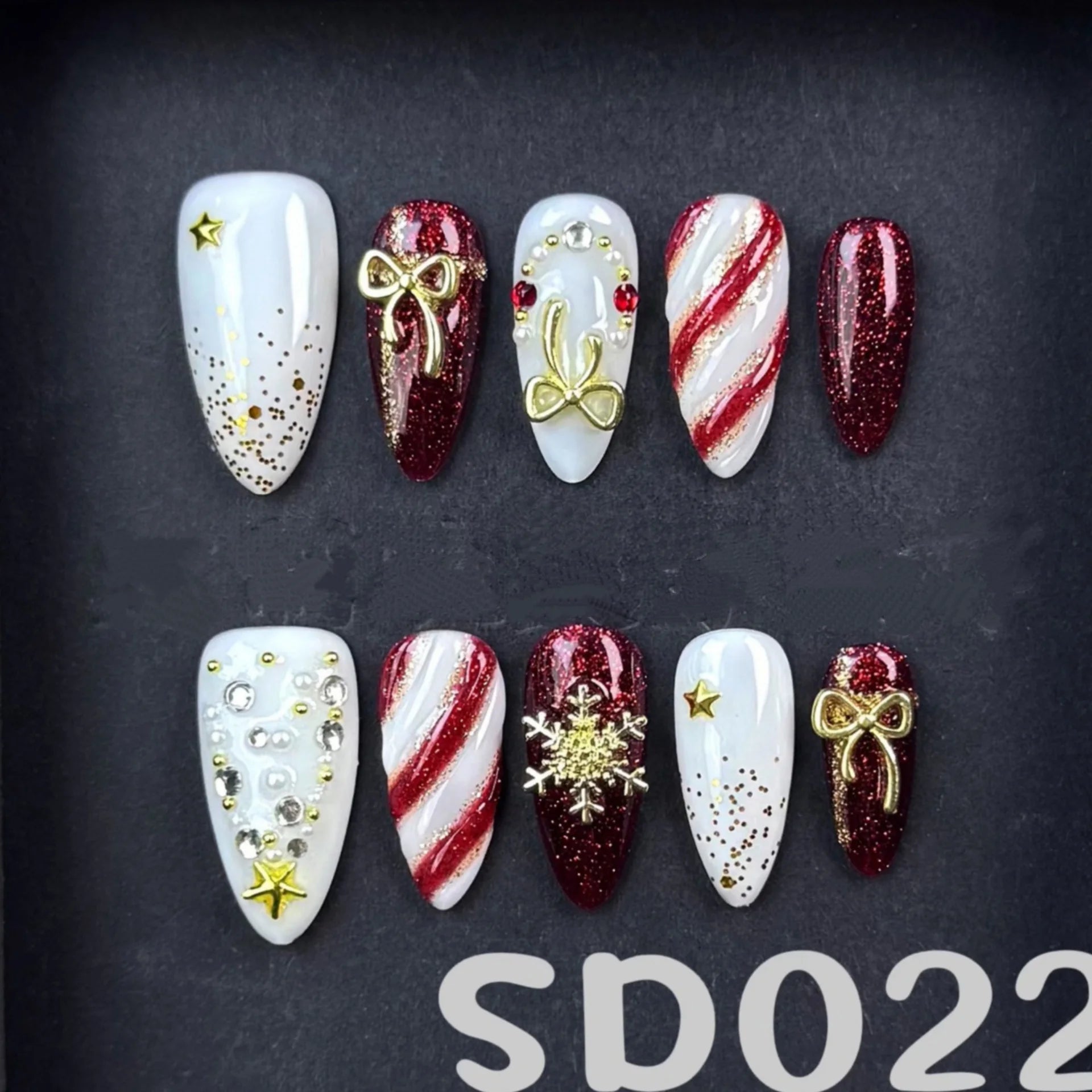 10pcs Christmas Blush Handmade Fake Nail Art Red French Mid-length Almond False Nails Diamond Snowflake Design Press on Nails