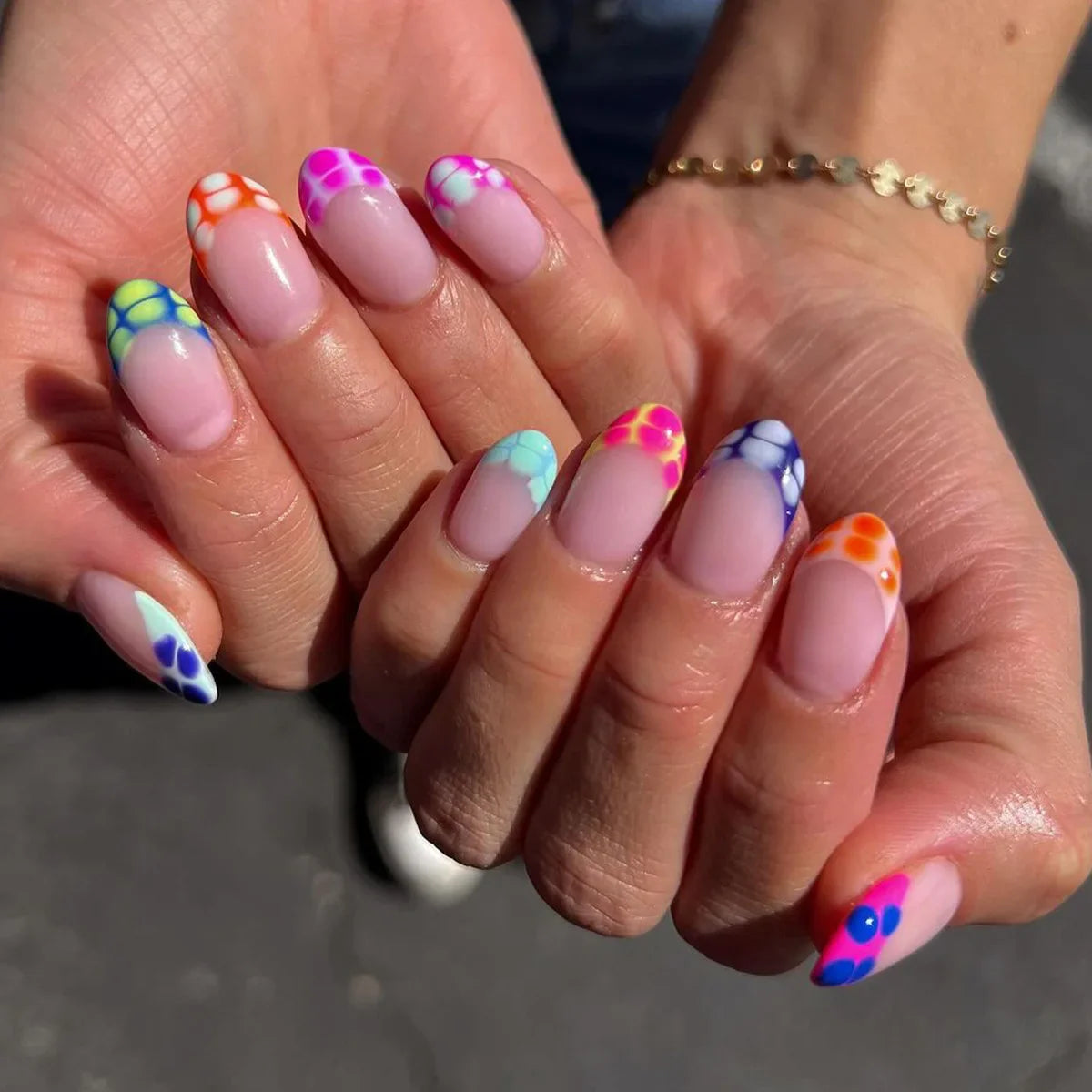 24Pcs Short Round Head Fake Nails Press on With Colorful Leaf Design Full Cover False Nails Tips Detachable Artificial Manicure