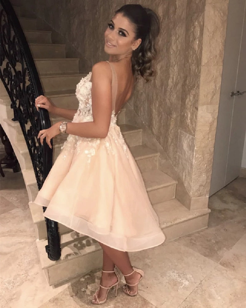 Lovely Short Homecoming Gowns Straps V Neck Cocktail Dresses Floral Open Back Sleeveless Wedding Party Gowns Mini Prom Dress