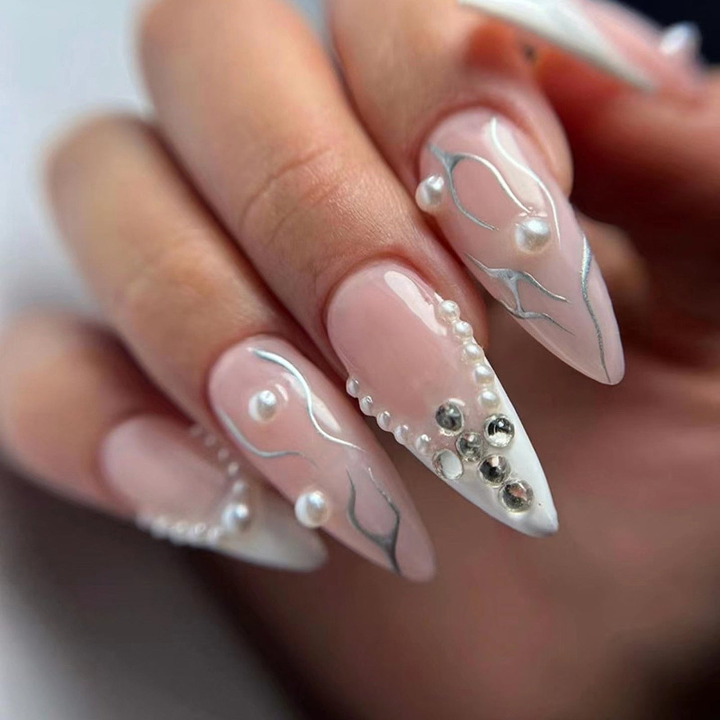 Wearable Silver Stripes Y2k False Nails Long Almond Round Fashion Nail Tips Press On With Silver Beads Designs Fake Nails Art
