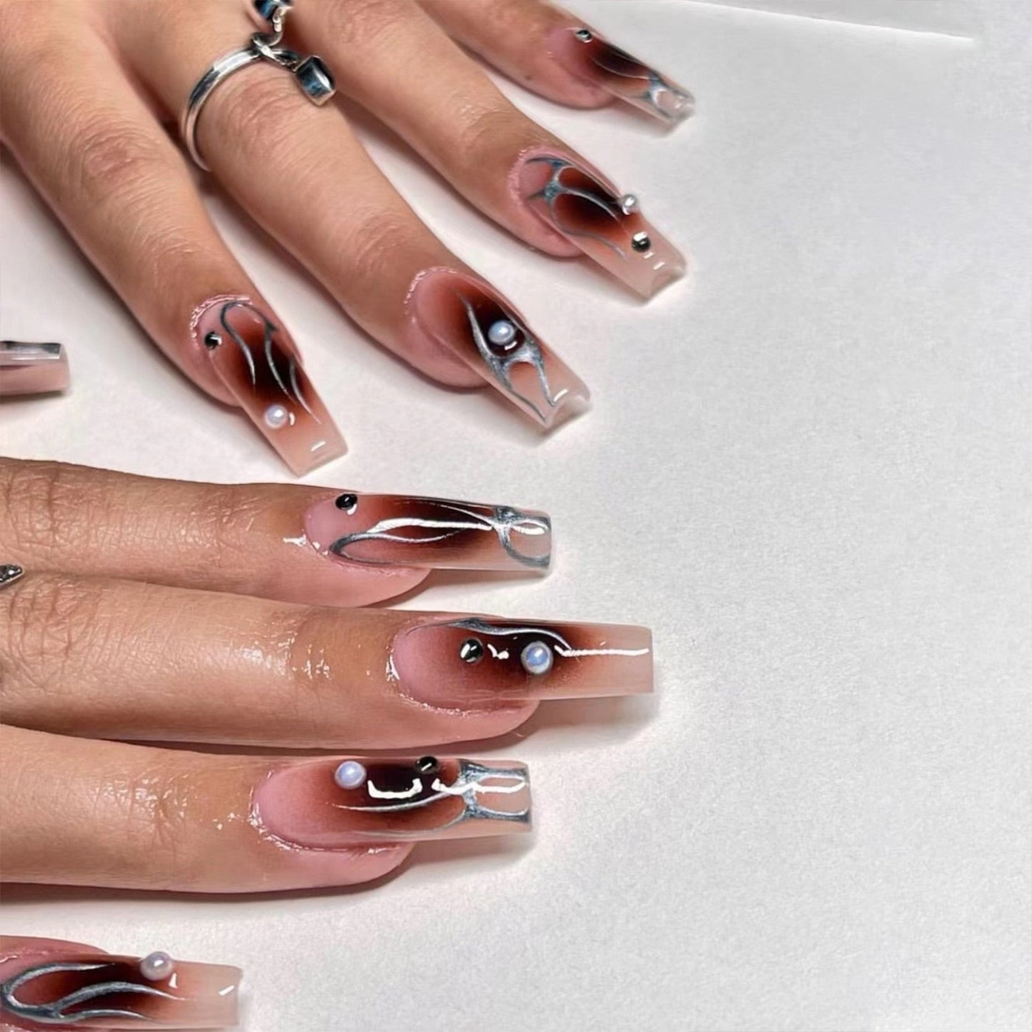 Wearable Silver Stripes Y2k False Nails Long Almond Round Fashion Nail Tips Press On With Silver Beads Designs Fake Nails Art
