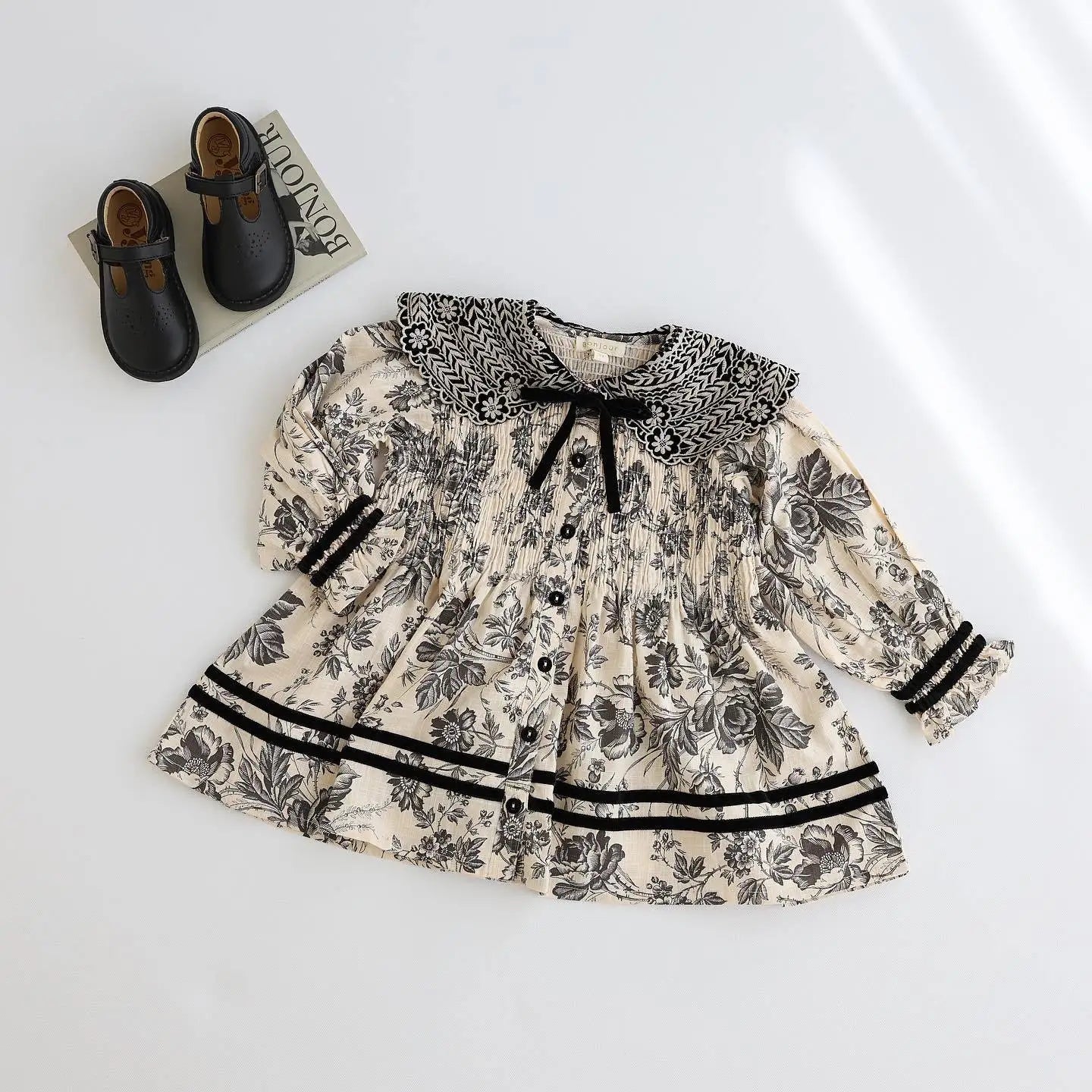 2024 Autumn/Winter BD Girls' Dress Children's High Definition Heavy Industry Embroidery Flower Clamping Bubble Sleeve Polo Neck Black Ink Flower