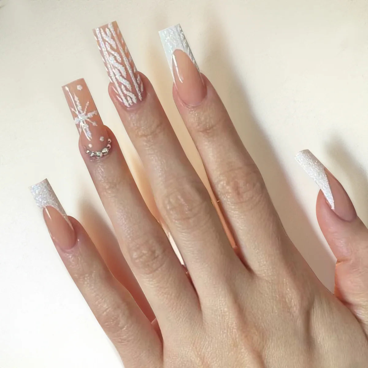 24Pcs Christmas Exclusive False Nails Wearable Long Xmas Style Fake Nails Elk Snowflake Design Full Cover Press on Nail tips 64