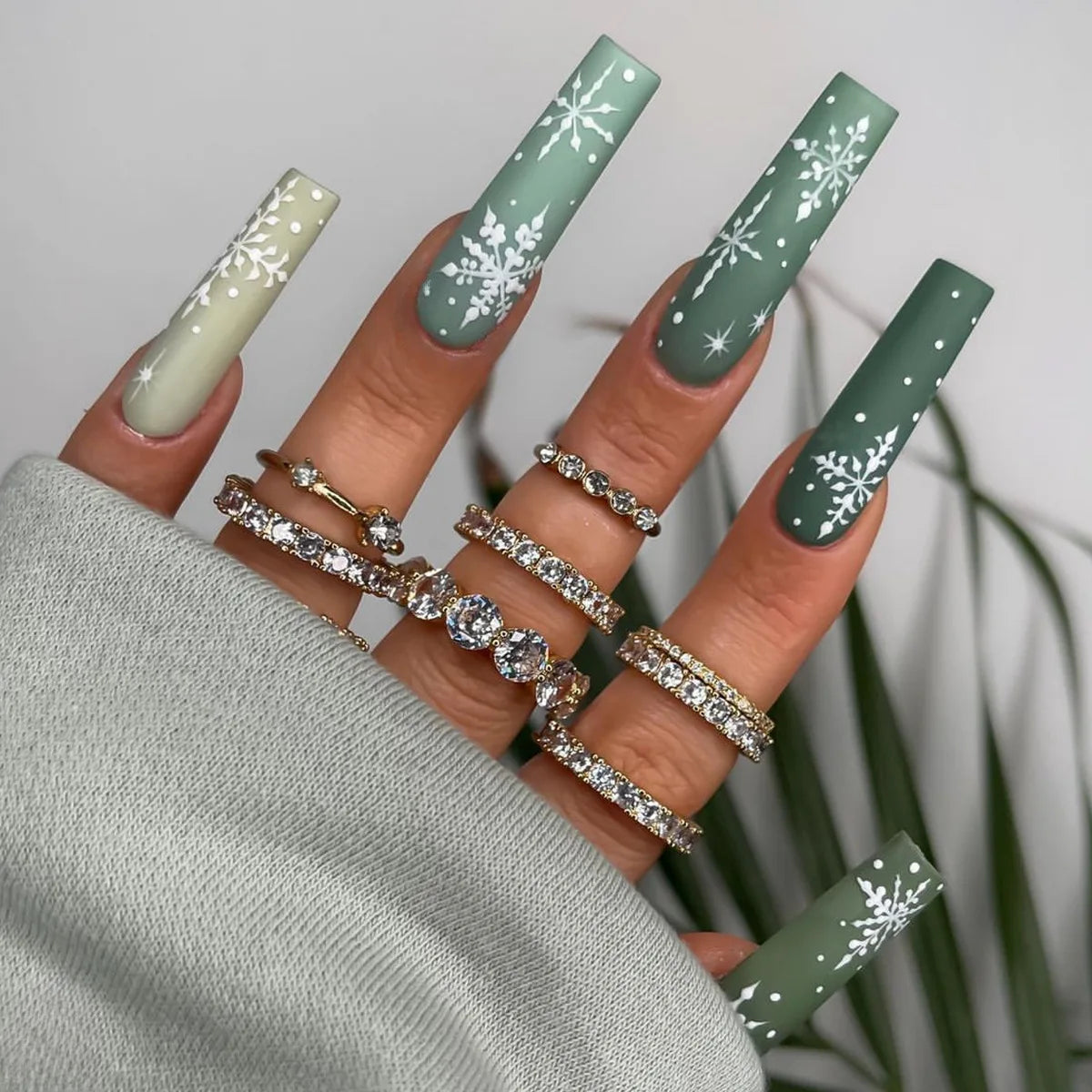 24Pcs Christmas Exclusive False Nails Wearable Long Xmas Style Fake Nails Elk Snowflake Design Full Cover Press on Nail tips 65