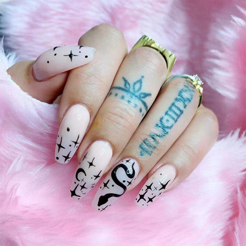 24pcs Press on Nails Punk Black White Patchwork Fire Pattern Long Coffin False Nails Ballerina Fake Nail Art Manicure Full Tips b10