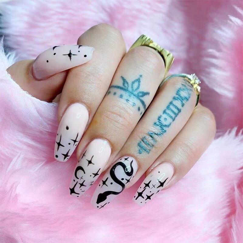 24pcs Press on Nails Punk Black White Patchwork Fire Pattern Long Coffin False Nails Ballerina Fake Nail Art Manicure Full Tips b10