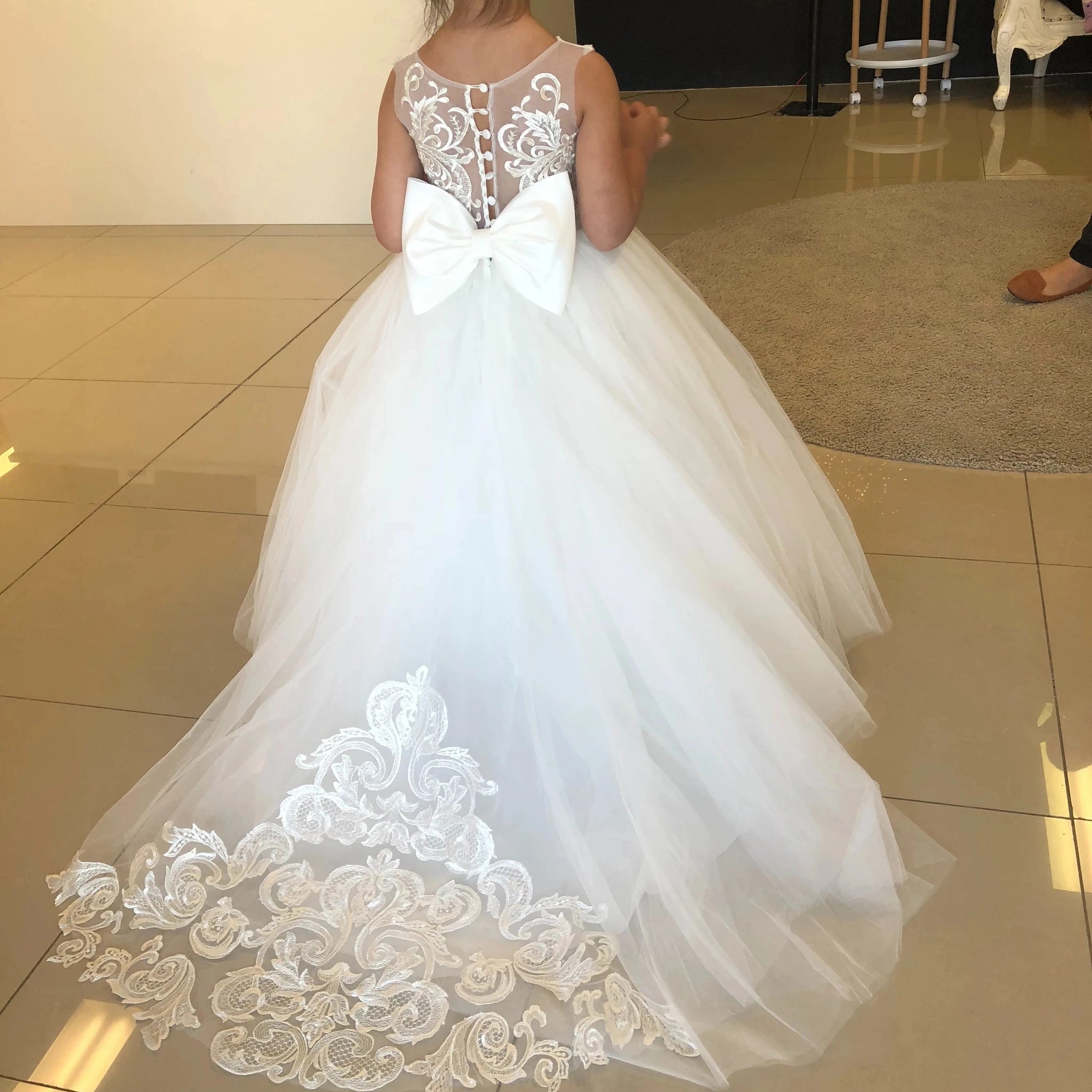 Flowers Gril Dress Camellia Gowns Appqulies Beads Bow With Long Train Backless Buttons Wedddding Party Ball Gown TUTU White MC2222