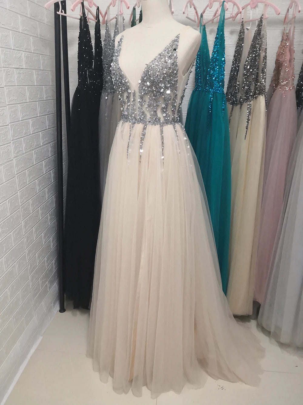Beading Prom Dresses Long V Neck Light Gray High Split Tulle Sweep Train Sleeveless Evening Gown A-Line Backless Vestido De Champagne