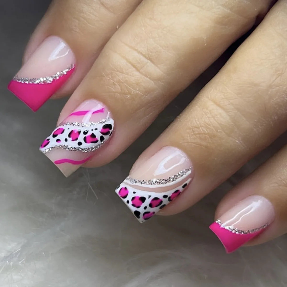 24Pcs Short Square Head Nails Set Press on Rose Red Heart with Design Fake Nails Art Simple Wearable Full Cover False Nails Tips