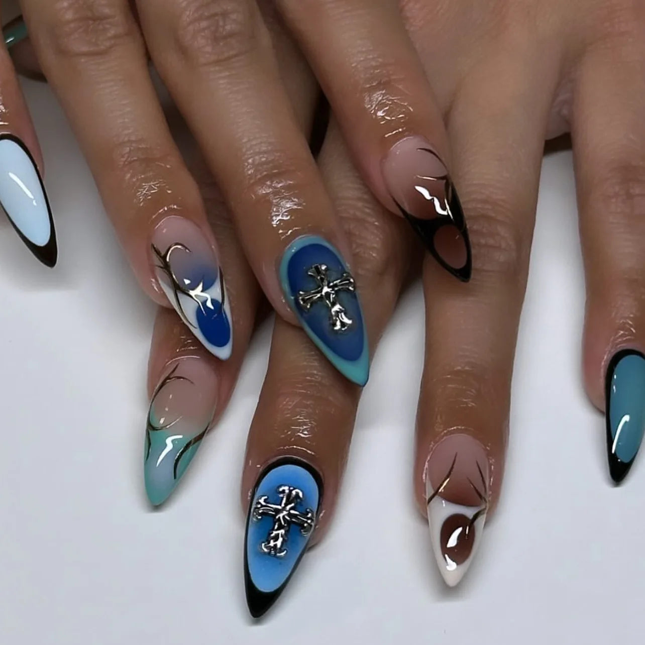 24pcs Sliver Spider Design Fake Nail Heavy Metal Halloween False Nail Tips Full Cover Wearable Black Cool Almond Press on Nails