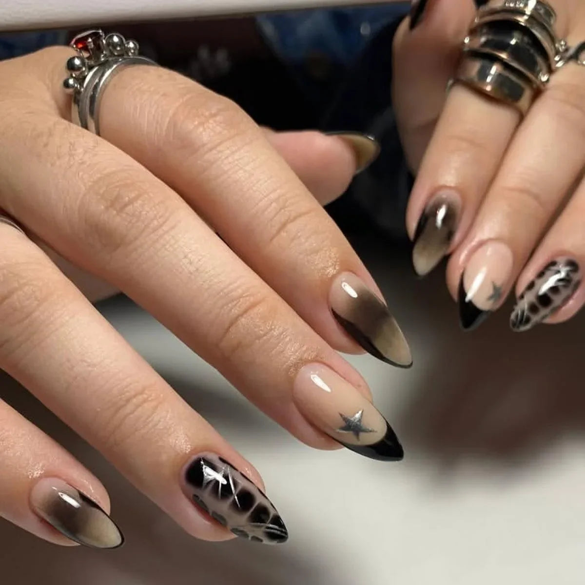 24Pcs Mid-length French Almond False Nails Press on Pearl Decorate Star Design Full Cover Nail Tip Rhinestone Reusable Fake Nail