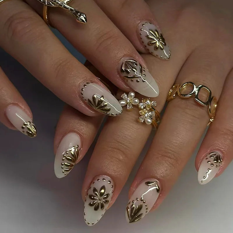 24Pcs Simple French Fake Nails with Short Almond Head Design Nail Patch Gold Love Starburst Pattern Wearable Press on False Nail