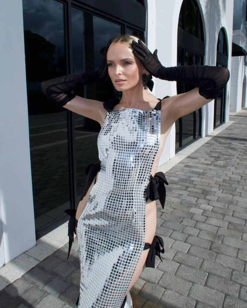 Vestido de celebridade para tapete vermelho feminino, sem mangas, sexy, brilhante, com lantejoulas, justo, longo, com laço lateral, para festa à noite