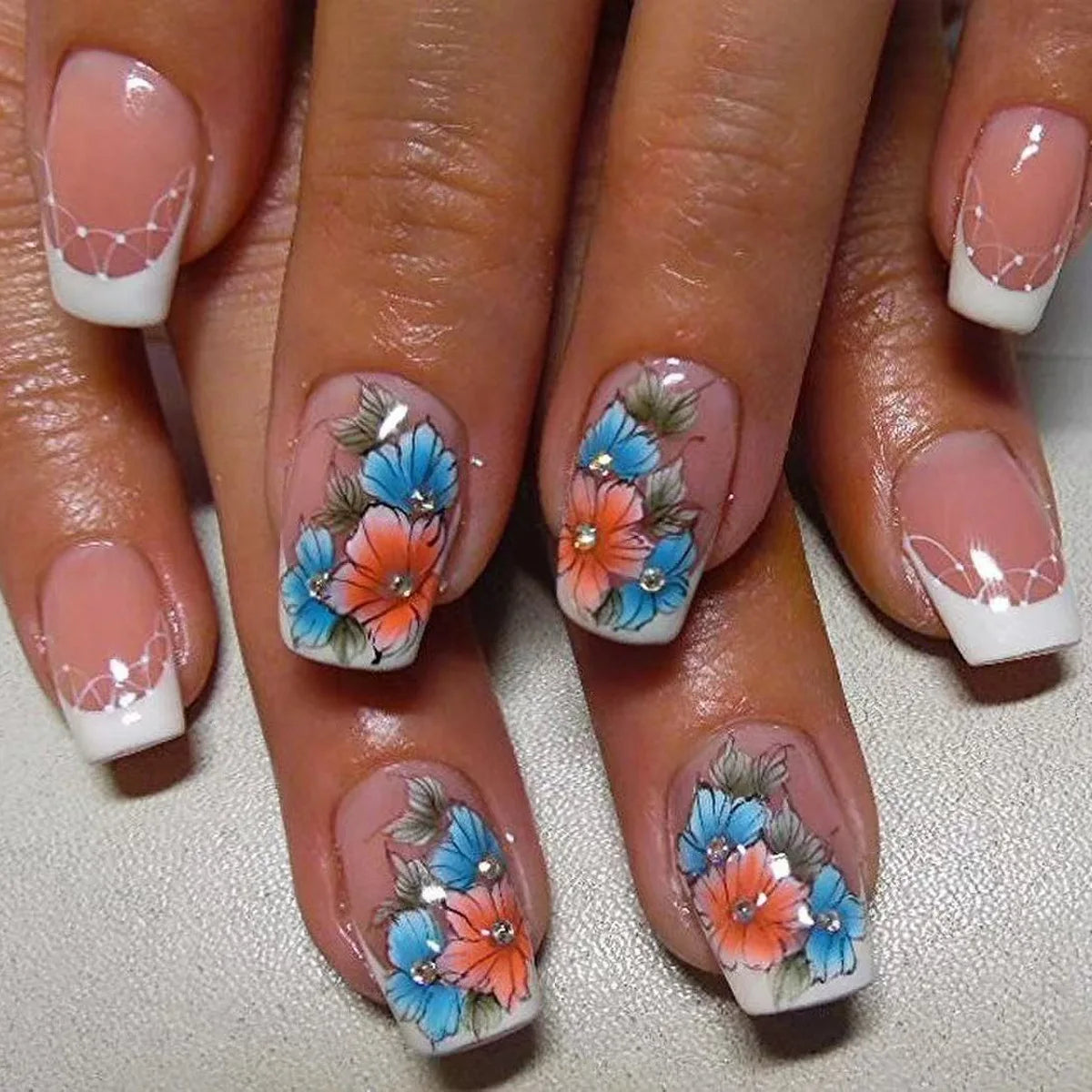 Unhas postiças quadradas curtas com design de strass de flores coloridas, unhas postiças francesas simples, modernas e usáveis, unhas de pressão artísticas, 24 peças