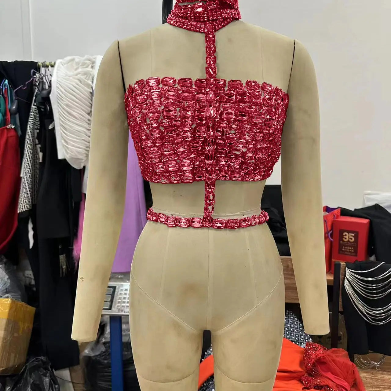 Moda de celebridades, tapete vermelho, roupas femininas brilhantes, grandes cristais, tops halter sensuais, boate, festa, programa de TV, tops, regata alta