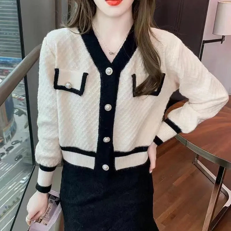 Autumn And Winter Color-blocking Knitted Top Women Cardigan Long-sleeved V-neck Short Coat Fashion All-match Top WHITE One Size