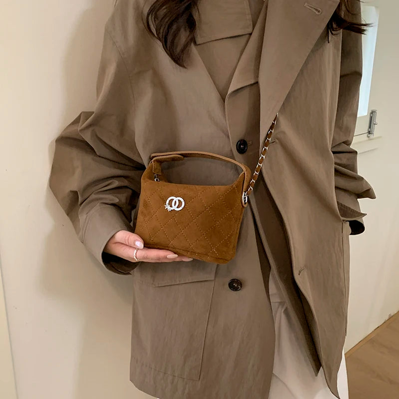 Stylish Ladies Shoulder Bag In Genuine Leather - Popular Tote Look With Zipper By Designer Brand