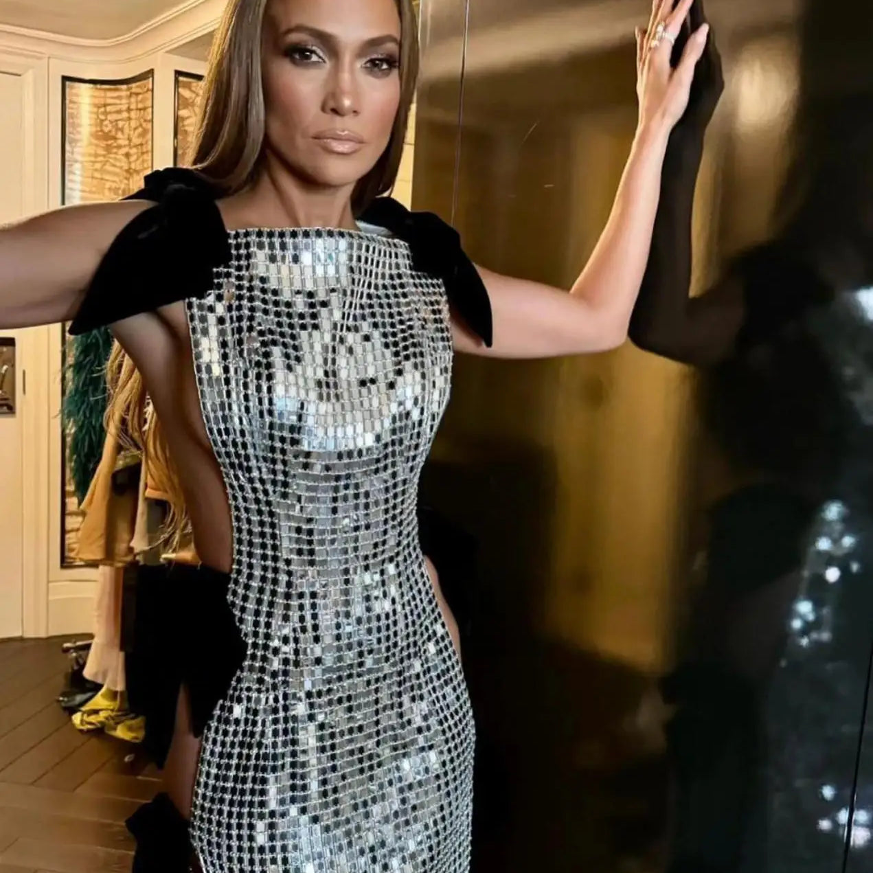 Vestido de celebridade para tapete vermelho feminino, sem mangas, sexy, brilhante, com lantejoulas, justo, longo, com laço lateral, para festa à noite