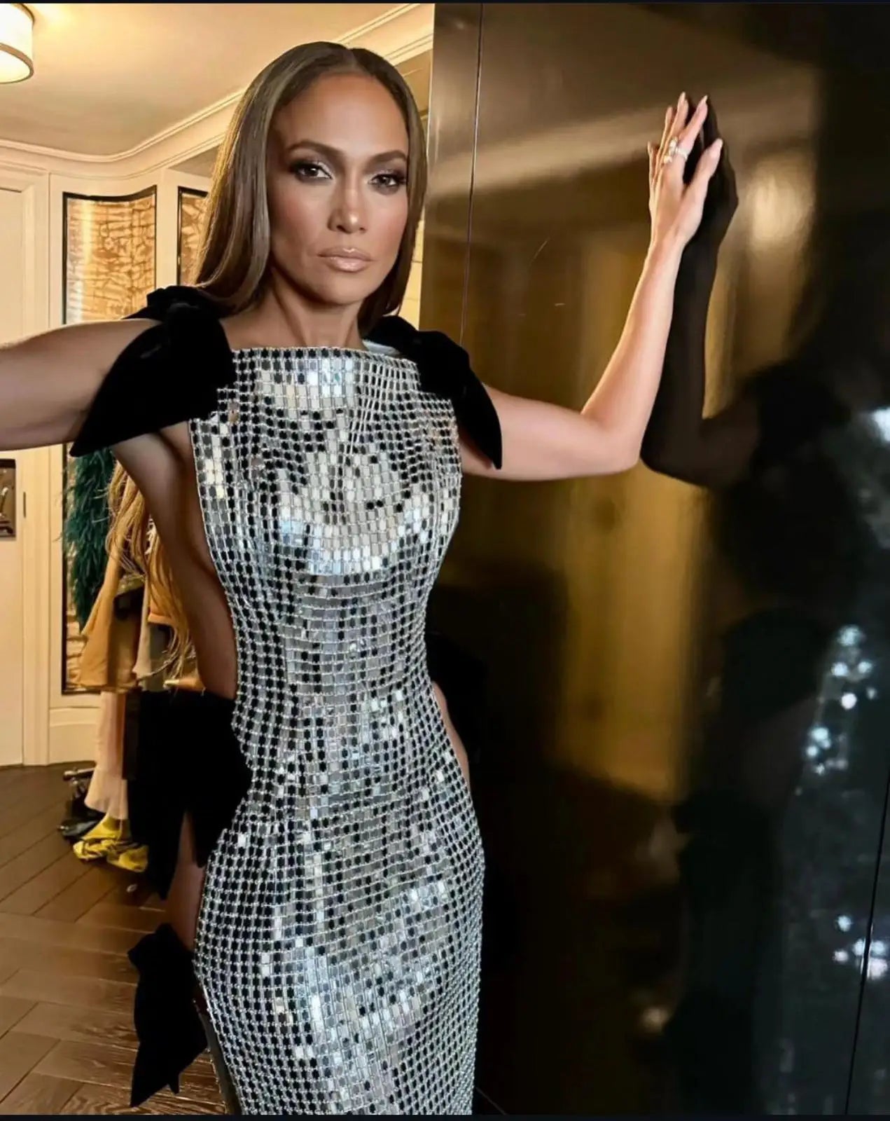 Vestido de celebridade para tapete vermelho feminino, sem mangas, sexy, brilhante, com lantejoulas, justo, longo, com laço lateral, para festa à noite