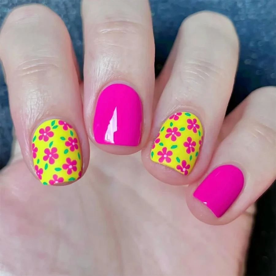 24Pcs Red Short Ballet Removable False Nails Lovely Strawberry Gradient Pattern Acrylic Nails Patch Summer Full Cover Press Ons