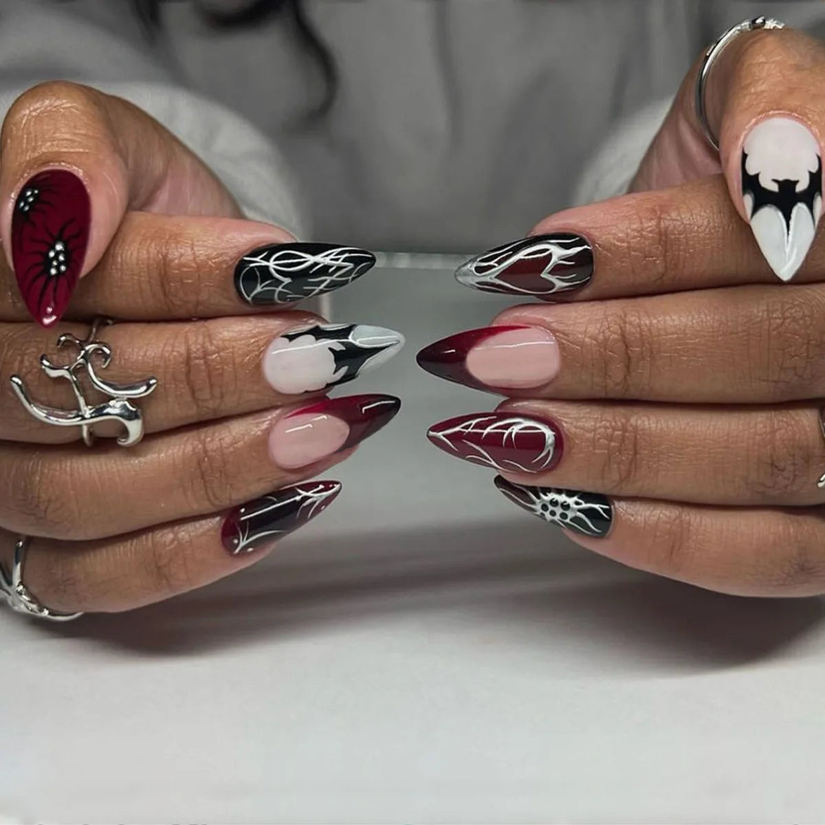 24pcs Sliver Spider Design Fake Nail Heavy Metal Halloween False Nail Tips Full Cover Wearable Black Cool Almond Press on Nails