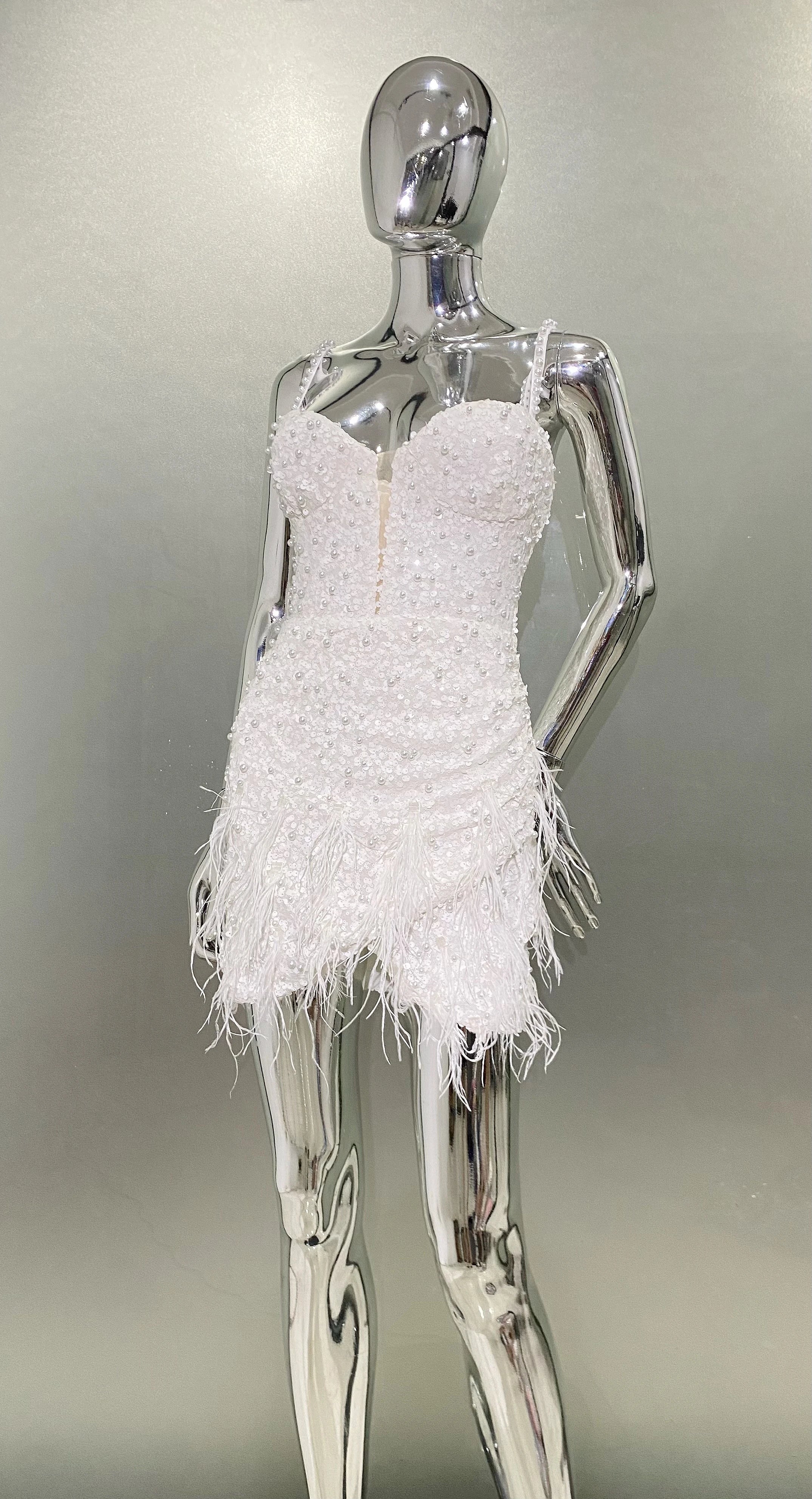 Summer White Color Women Sleeveless Sexy V-Neck Bodycon Mini Dress Pearl Beading Feathers Nightclub Party Birthday Dress