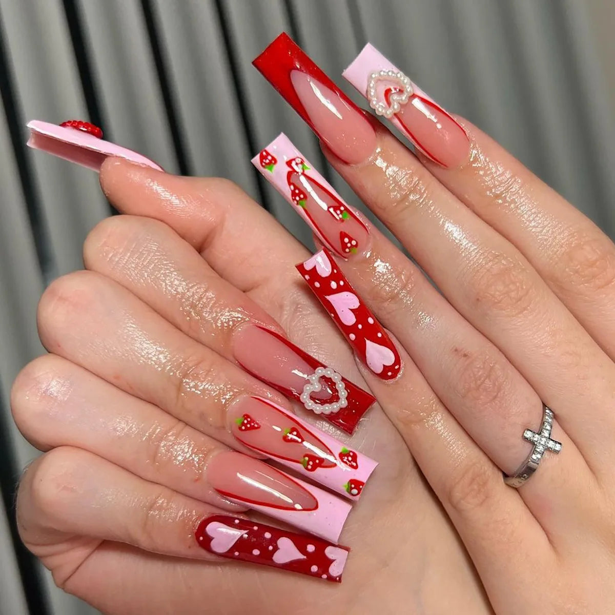 24Pcs Red Strawberry Lovely Designs French Coffin False Nails with Jelly Glue French Ballet Medium Resuable Nail Stickers Sweet