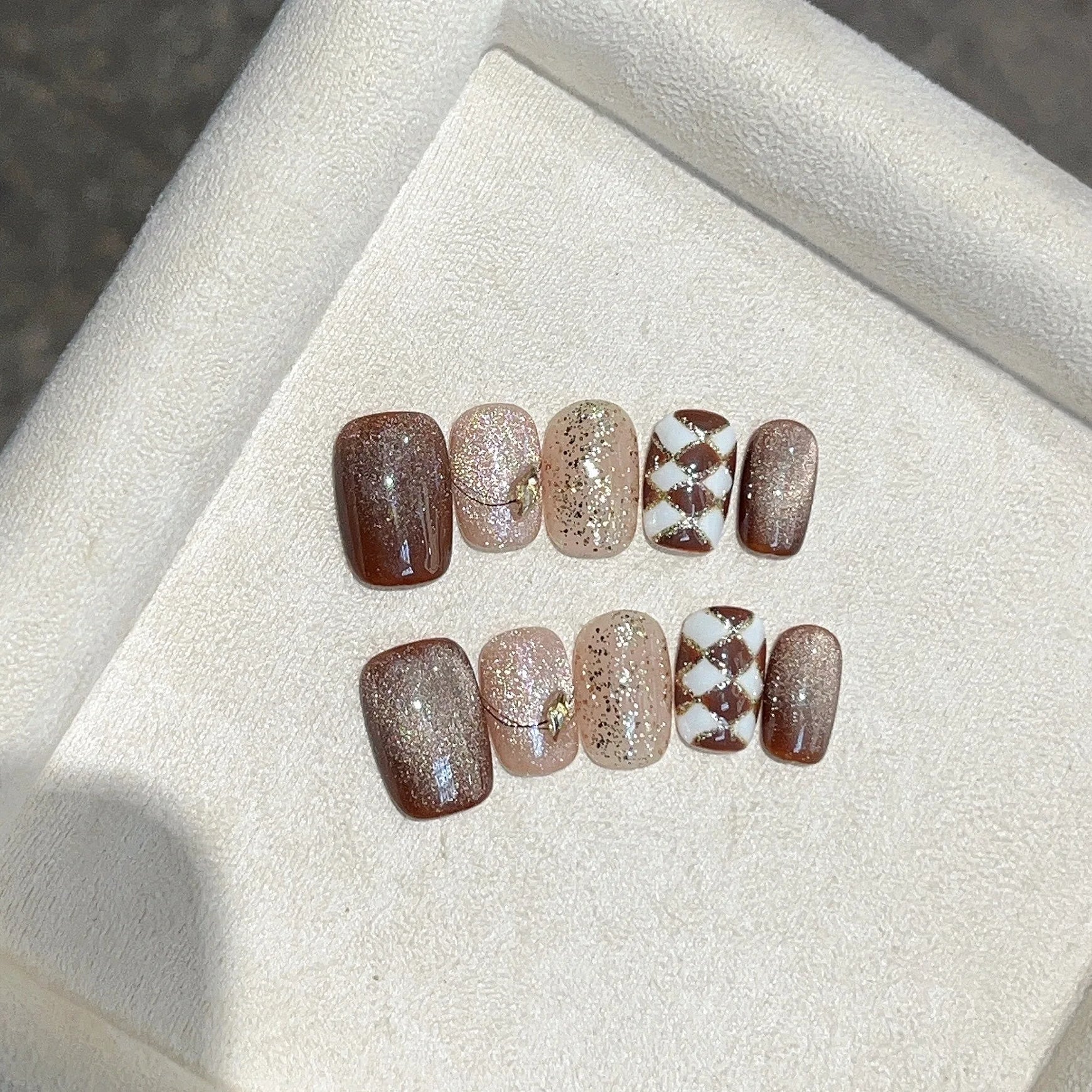 10Pcs Short Square Emerald Handmade Fake Nails with Gold Powder Black Rhombus Nail Art Glitter Pearl Press on Nail Manicure Tips